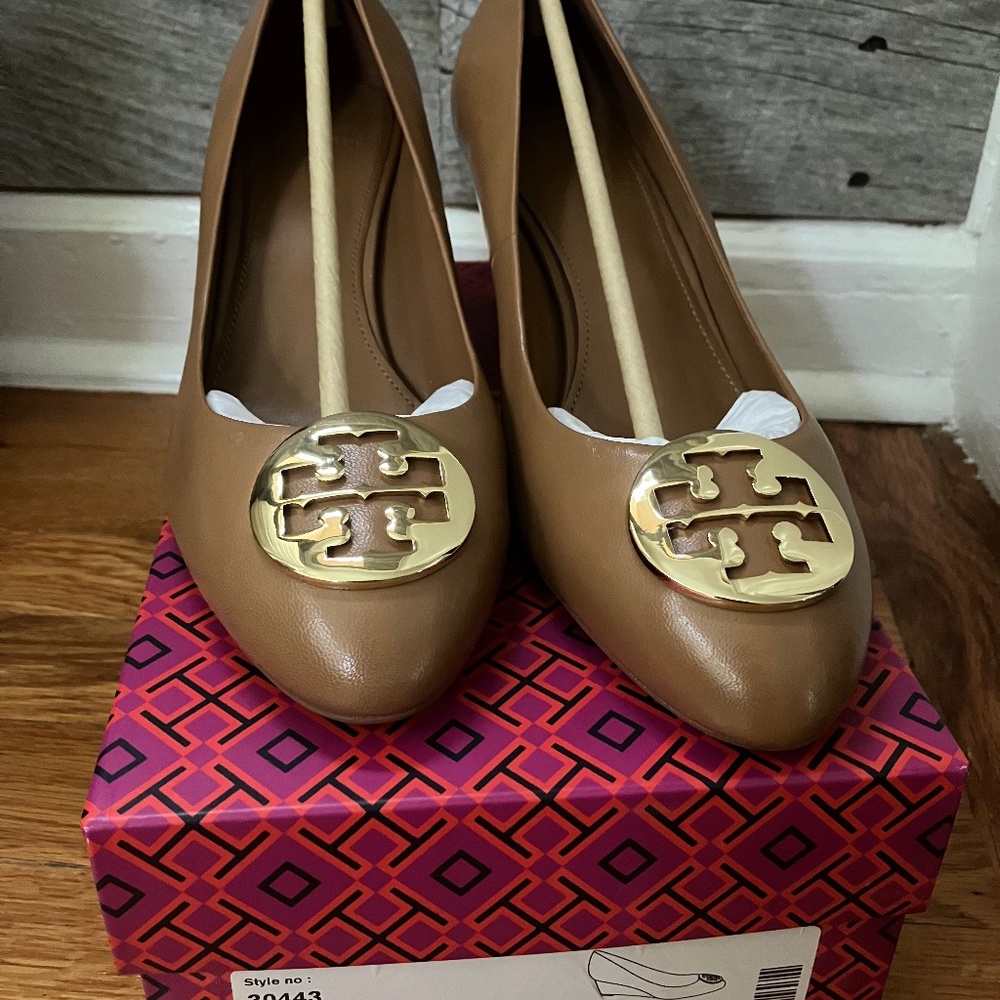NIB Tory Burch Alice 65mm Royal Tan Gold Emblem Closed Toe Wedge Size 10.5
